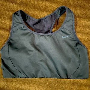 black Nike sports bra full support